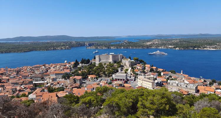 Panoramisch uitzicht over de oude stad Sibenik, bergvesting en diepblauwe Adriatische baaien