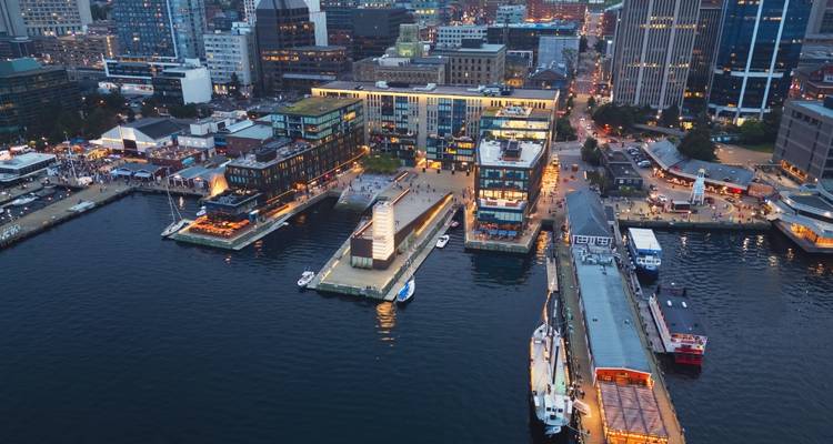 Vue du crépuscule aérien de la promenade du port de Halifax illuminée et du port.