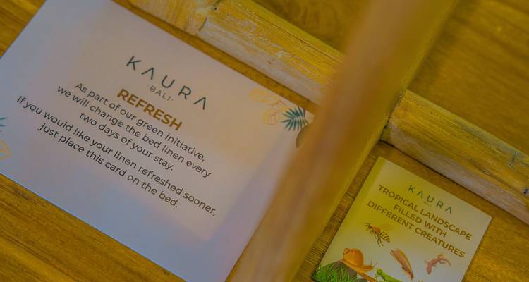 Close-up van informatieve eco-initiatief kaarten op een bamboe dienblad.