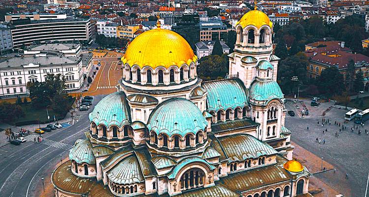 Vue aérienne de la cathédrale Alexandre-Nevski avec ses dômes dorés s'élevant au-dessus de la ville de Sofia.