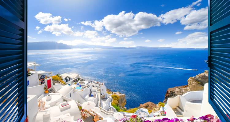 Adembenemend uitzicht op witgekalkte Santorini huizen en diepblauwe Egeïsche Zee omlijst door openstaande luiken