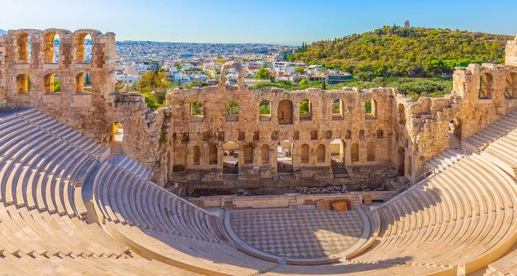 Oude stenen trappen van het Odeon van Herodes Atticus amfitheater met de stad Athene op de achtergrond