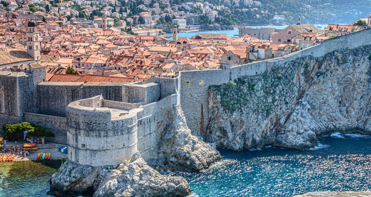 Primer plano de las murallas y fortaleza de la ciudad de Dubrovnik contra el mar Adriático azul profundo