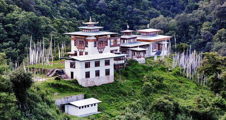 Afgelegen Bhutaans kloostercomplex gelegen op weelderige groene heuvelflank