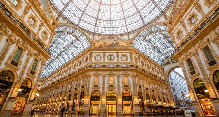 Grootse Galleria Vittorio Emanuele II met glazen dak, elegante arcades en luxe boetiekjes in Milaan.