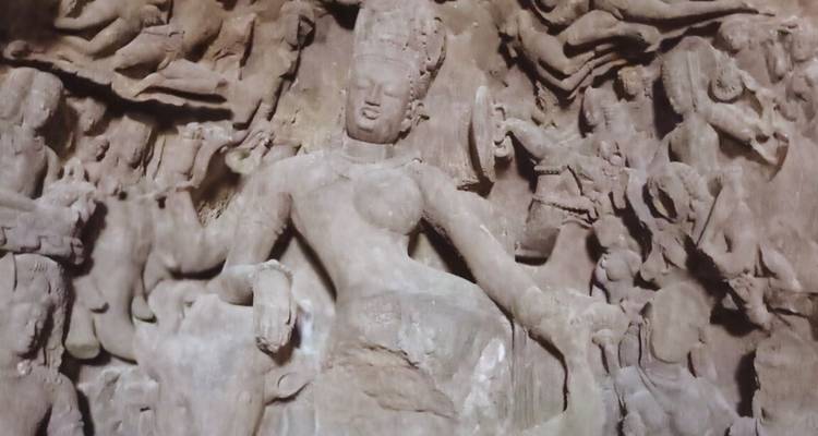 Stenen reliëf van een hindoeïstische godheid in de oude Elephanta-grotten