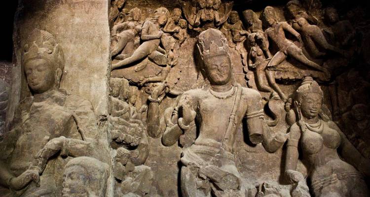 Ingewikkelde bas-reliëfsculpturen die goden en dansers uitbeelden in de Elephanta-grotten