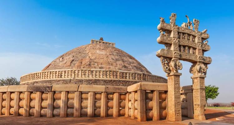 Iconische Grote Stoepa van Sanchi met sierlijke torana-poort onder een heldere blauwe hemel