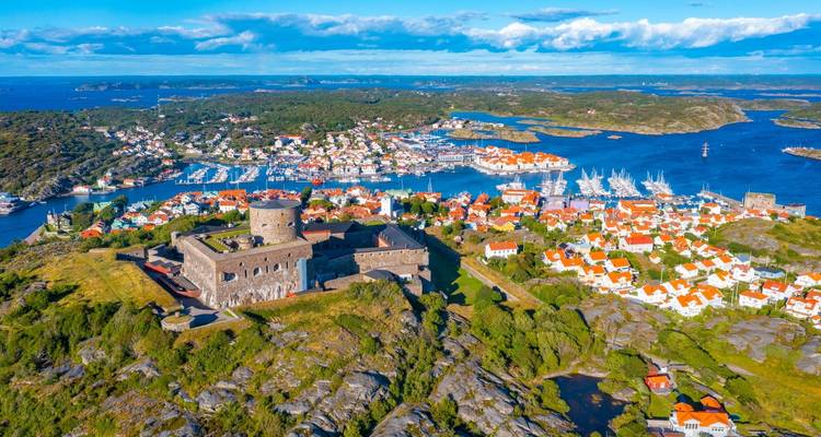 Luftaufnahme der Festung Carlsten, die eine Inselstadt beherrscht, umgeben von blauem Meer und verstreuten kleinen Inseln