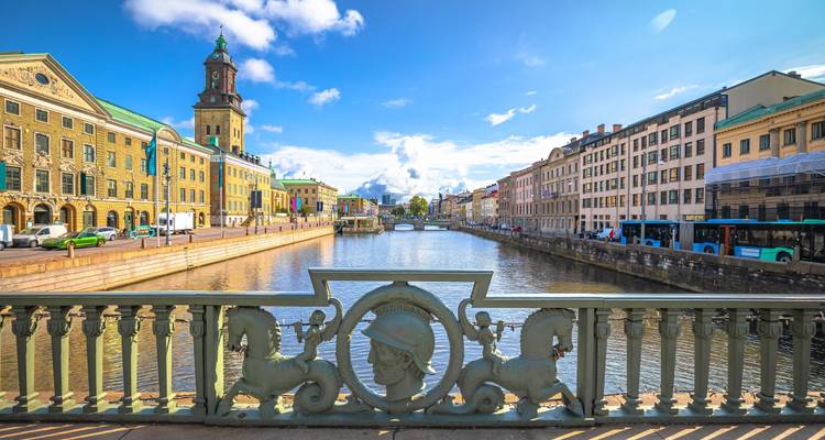 Blick einen Kanal hinunter im Zentrum von Göteborg, eingerahmt von historischen Gebäuden und einem verzierten Brückengeländer