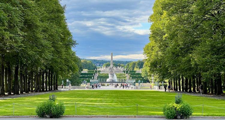 Baumgesäumte Allee, die zum Brunnen und Monolithen in Oslos Vigeland-Park führt.