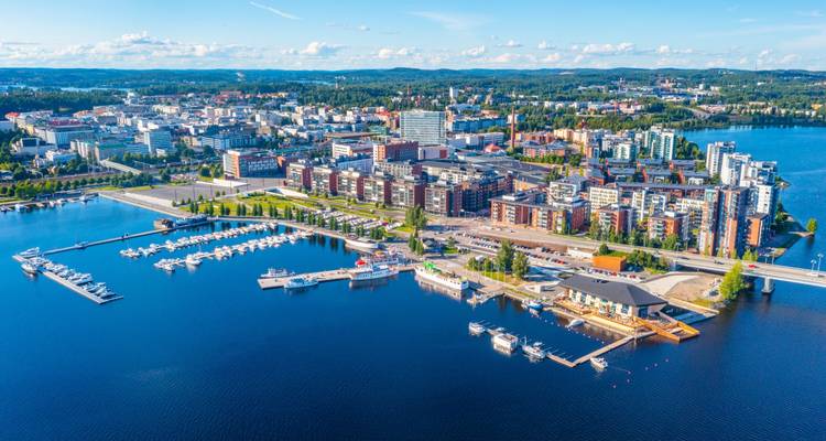 Luftaufnahme eines modernen Seeuferviertels mit Yachthafen und Wohnblocks in Jyväskylä.