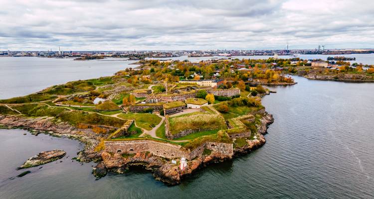 Luftaufnahme der Meeresfestung Suomenlinna, die sich über grüne Inseln direkt vor Helsinki erstreckt.