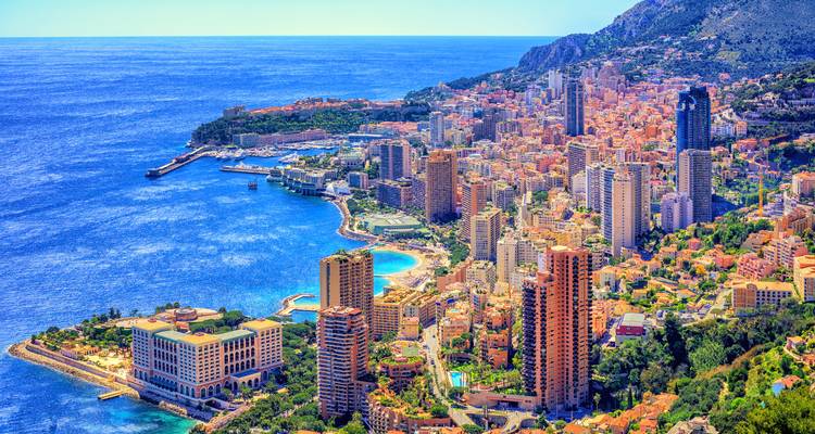 Vue panoramique de la côte spectaculaire de Monaco avec ses gratte-ciel, ses collines escarpées et la mer Méditerranée d'un bleu profond