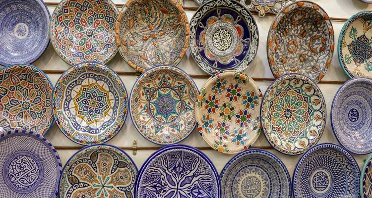 Éventail coloré d'assiettes en céramique marocaine peintes à la main exposées sur un mur