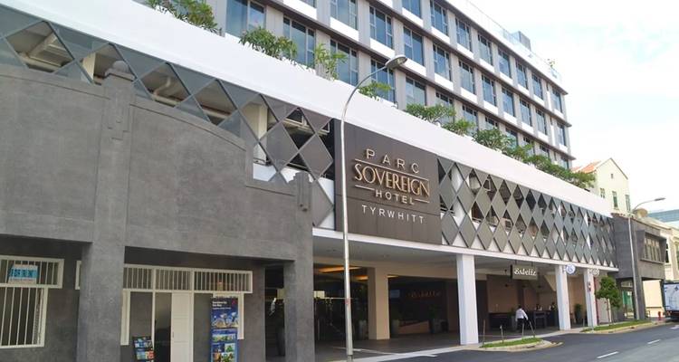 Straatniveau uitzicht op het Parc Sovereign Hotel Tyrwhitt op een heldere dag.