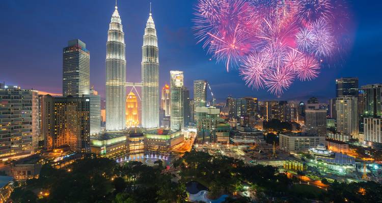Los fuegos artificiales estallan sobre el horizonte de Kuala Lumpur iluminando las brillantes Torres Gemelas Petronas por la noche.