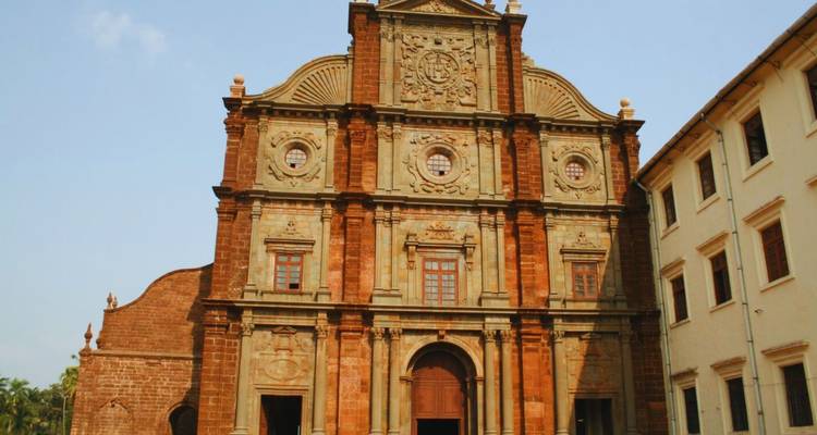 Historische Basilika Bom Jesus in Alt-Goa mit detaillierter Barockfassade unter klarem Himmel