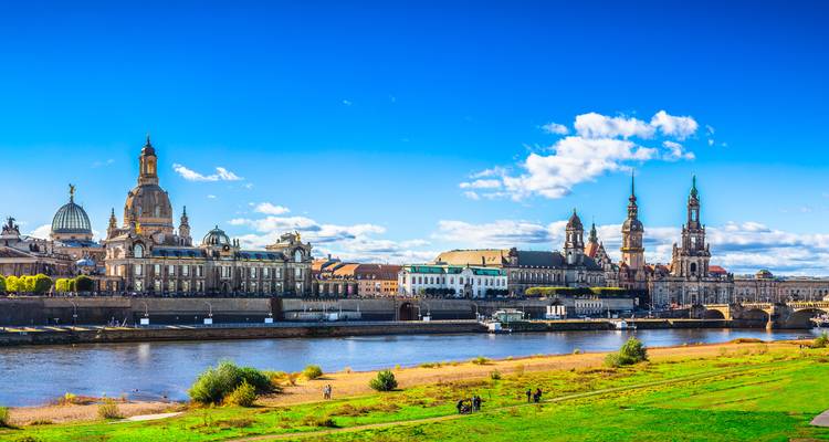 Malerische Dresdner Skyline mit historischen Kuppeln und Türmen entlang der Elbe.