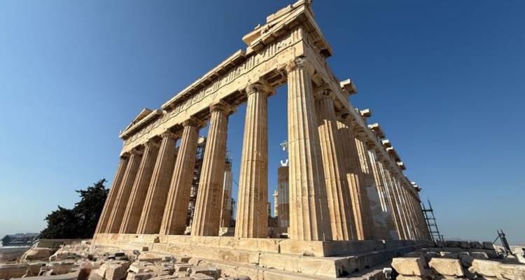 Le temple du Parthénon se dresse majestueusement sous un ciel athénien bleu et clair.