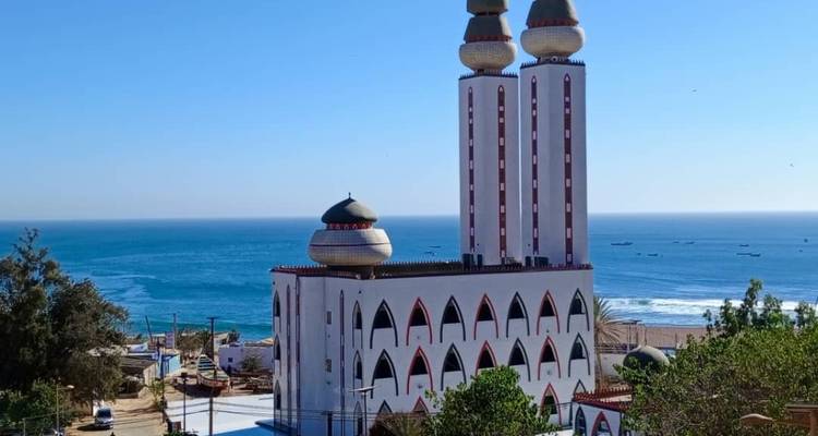 Élégante mosquée blanche en bord de mer avec deux minarets donnant sur l'océan Atlantique