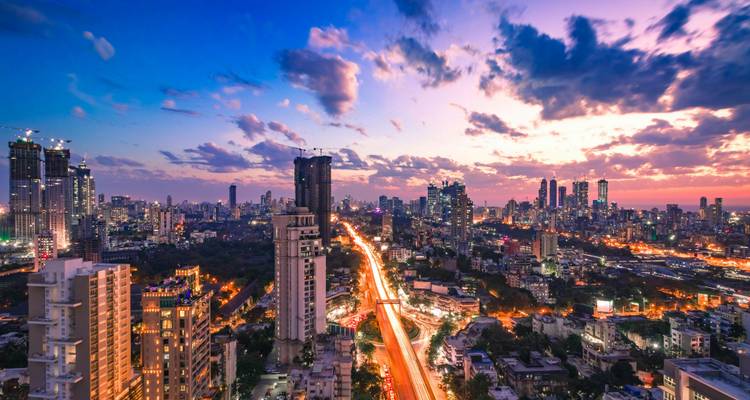 Panorama crépusculaire saisissant de l'horizon scintillant de Mumbai avec des traînées de feux de circulation