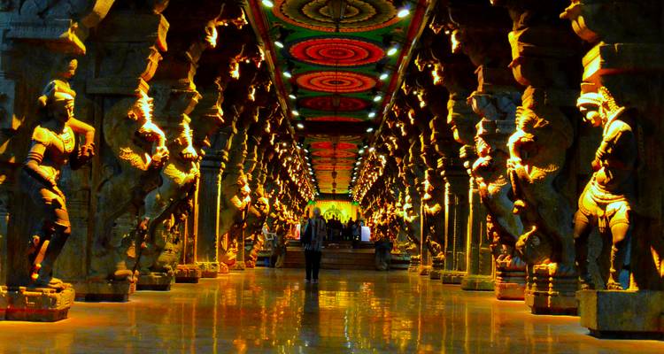 Couloir illuminé de piliers sculptés à l'intérieur du temple orné de Meenakshi, Madurai