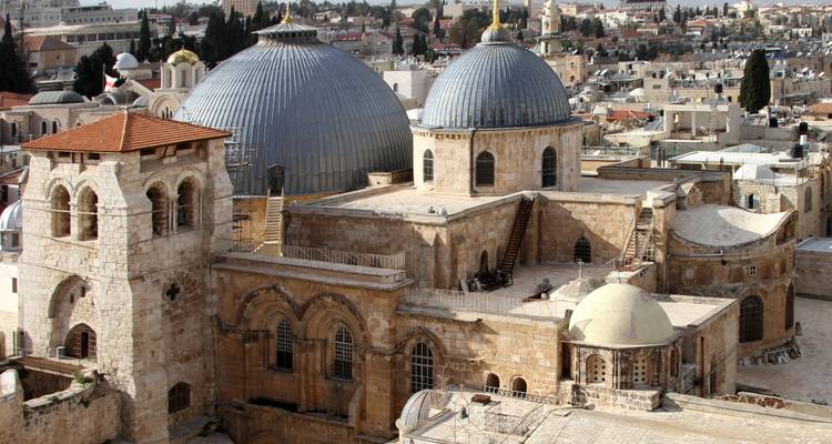 Vue élevée des deux dômes jumeaux et de l'architecture en pierre de l'Église du Saint-Sépulcre au milieu des toits de la Vieille Ville de Jérusalem
