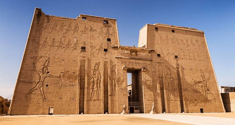 Fachada de arenisca del Templo de Edfu ricamente tallada con jeroglíficos y relieves.