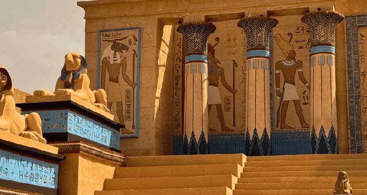 Primer plano de columnas y estatuas del antiguo Egipto reconstruidas con jeroglíficos en un set de cine.
