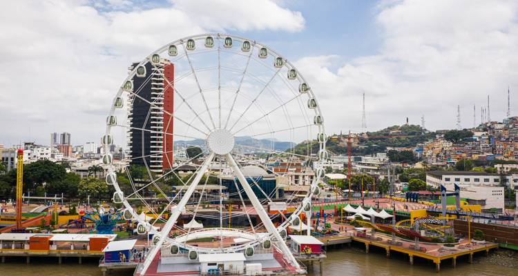Gran noria 'La Perla' con vista al área de entretenimiento del malecón de Guayaquil.