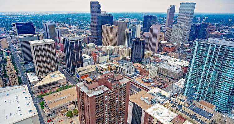 Vista aérea de los rascacielos densamente agrupados del centro de Denver en un día brumoso.