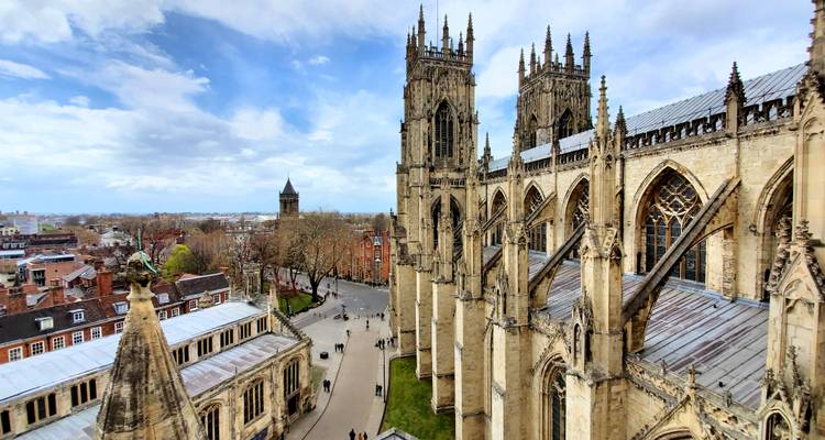 Les flèches gothiques de la cathédrale de York s'élevant au-dessus de la ville historique et des ruelles étroites en contrebas.