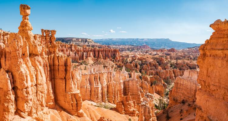 Formation rocheuse du Marteau de Thor se dressant au-dessus du labyrinthe de pinacles orange dans le Canyon de Bryce