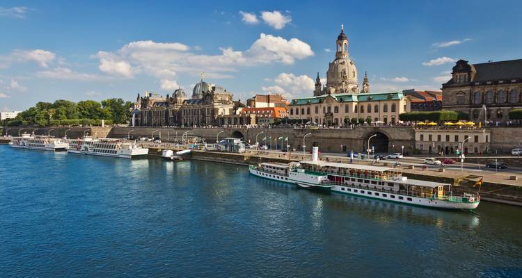 Uitzicht op de skyline van Dresden en rivier met cruiseboten onder blauwe hemel