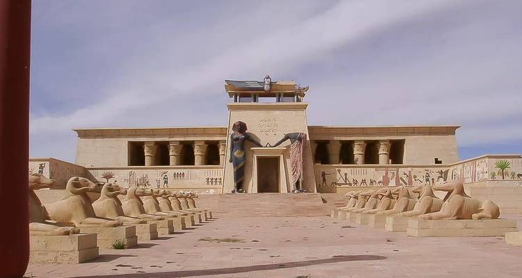 Escenario cinematográfico estilo Antiguo Egipto en Atlas Studios con imponente templo de columnas y estatuas de esfinges