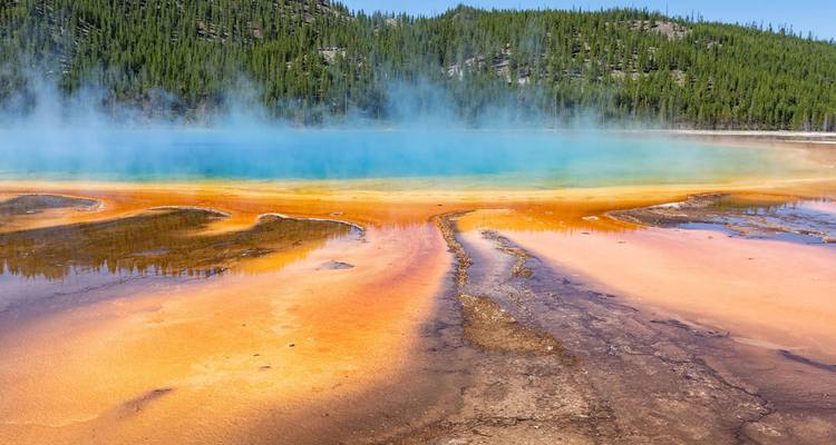 Couches minérales orange, jaune et bleue éclatantes de Grand Prismatic Spring fumant à Yellowstone.
