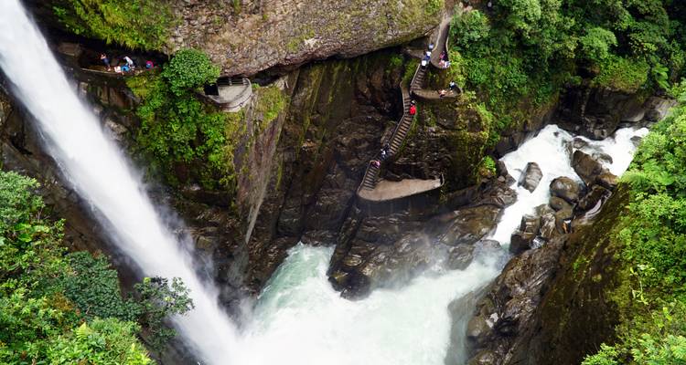 Mächtiger Wasserfall Pailón del Diablo, der in eine felsige Schlucht stürzt mit steilen Treppen und Aussichtsplattformen