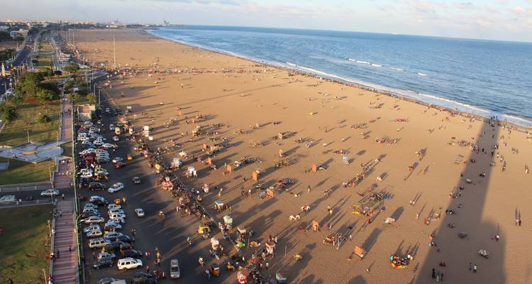 Vue aérienne large de Marina Beach grouillant de monde et de longues ombres au bord du golfe du Bengale.