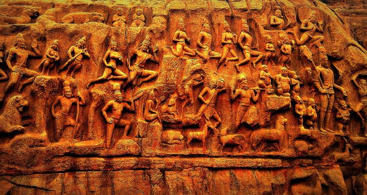 Gros plan du relief rocheux ancien de Mahabalipuram présentant de nombreuses figures sculptées et animaux.