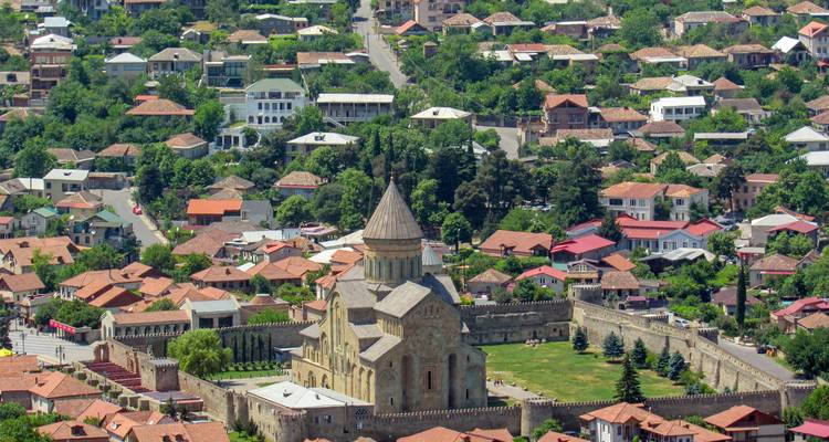 La cathédrale historique de Svetitskhoveli domine la ville médiévale fortifiée de Mtskheta nichée au milieu de collines verdoyantes.