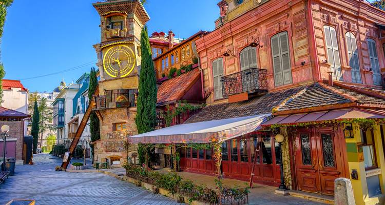 La tour d'horloge fantaisiste du Théâtre de marionnettes Rezo Gabriadze de Tbilissi se distingue parmi les bâtiments colorés de la vieille ville par un matin lumineux.