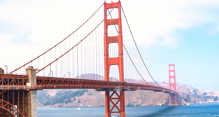 Une autre vue diurne dégagée du Golden Gate Bridge de San Francisco enjambant la baie vers les collines escarpées.