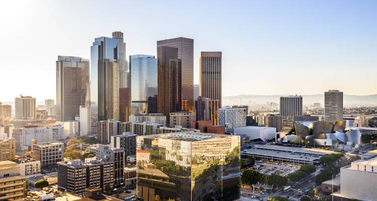 Vue panoramique des gratte-ciel du centre-ville de Los Angeles scintillant dans la lumière de fin d'après-midi