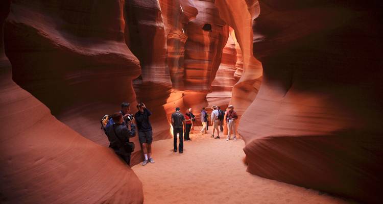 Groupe de touristes photographiant les passages étroits et sinueux à l'intérieur d'Antelope Canyon