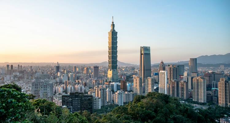 Panorama urbain de Taipei dominé par la tour Taipei 101 au lever du soleil