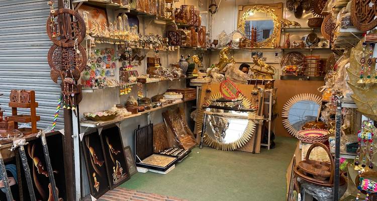 Boutique d'artisanat colorée remplie de sculptures en bois, de miroirs et de souvenirs.