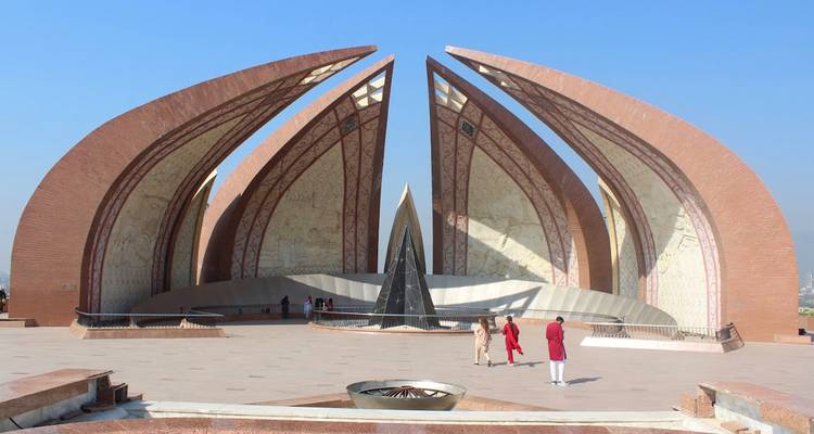 Les structures en grès en forme de pétales du Monument du Pakistan moderne s'élevant contre un ciel clair.