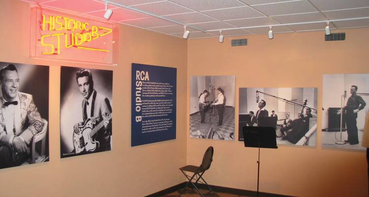 Exposición interior del Historic RCA Studio B con fotos de músicos legendarios en las paredes