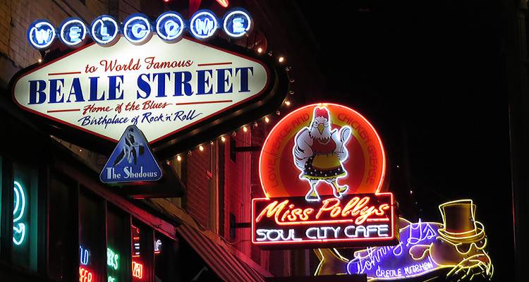 Coloridos letreros de neón que dan la bienvenida a los visitantes a la mundialmente famosa Beale Street por la noche